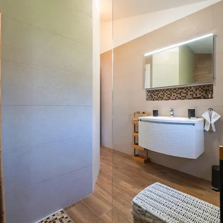 New Luxury J&m Apartment